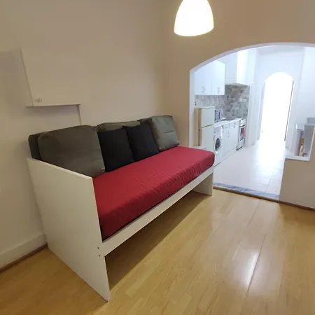 T1 Penha De Franca Com Patio * Lizbona